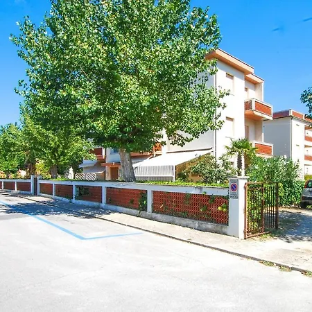 Pet Friendly In With Kitchen *